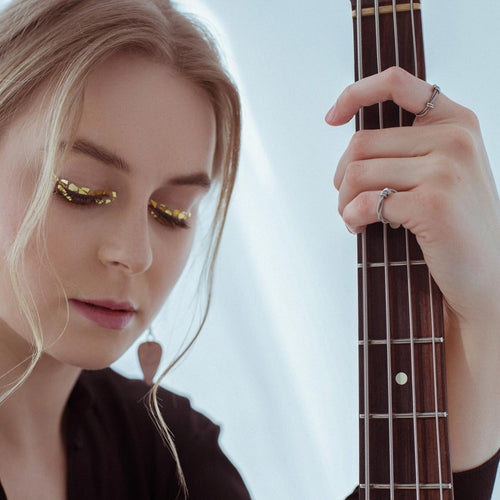 martha-kovalchuk-from-ultramarine-girls-band-wearing-guitar-string-rings.jpg